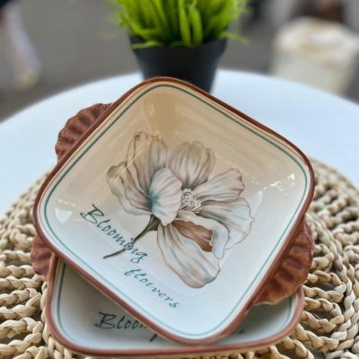 طبق بورسلين مربع غويط، بيتحط علي النار مباشرةً وبيدخل غساله الاطباق و الميكروويف