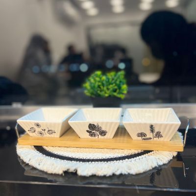 طقم صوصات او مكسرات وكاندى بحامل خشب وبولات بورسلين