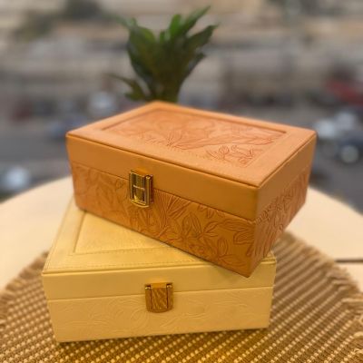 علبه اكسسوارات جلد مقسمه للخواتم و الانسيالات أو السلاسل  ومرايا صغيره 