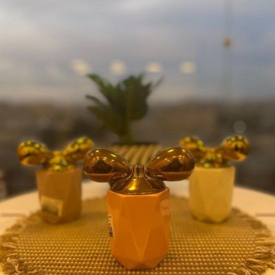 برطمان بورسلين بغطاء علي شكل فيونكةمناسب لكذا استخدام ممكن للتوابل أو علي التسريحه لقطن الميكب 