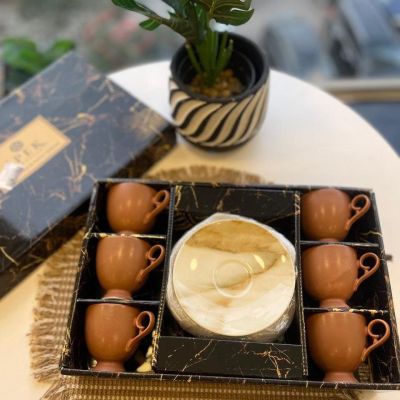 طقم فناجين للقهوة أو الشاي  الخامه بورسلين بيستحمل حراره وبروده، بيدخل غساله الاطباق ، الطقم مكون من 12قطعه، 6اطباق، 6فناجين 