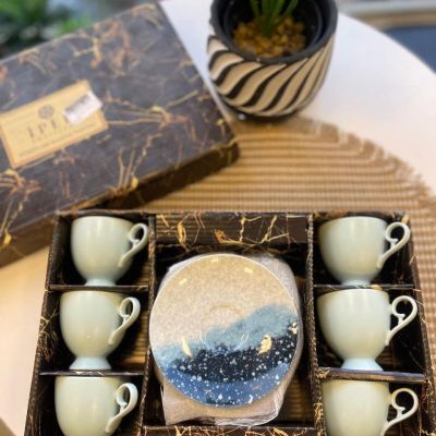 طقم فناجين للقهوة أو الشاي  الخامه بورسلين بيستحمل حراره وبروده، بيدخل غساله الاطباق ، الطقم مكون من 12قطعه، 6اطباق، 6فناجين 