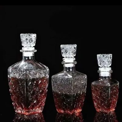 زجاجة مياه وسط كرستاله