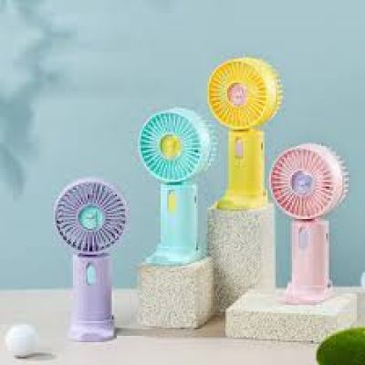 مروحة صغيرة جديدة محمولة لسطح المكتب بمنفذ USB، مروحة شحن إلكترونية ألوان متعددة عالية السرعة قابلة لإعادة الشحن، مروحة طاولة للتبريد مع حامل للمنزل والمكتب والأماكن الداخلية والخارجية والسفر (ألوان Dollars for imporT كود  B0F4DV1R6T