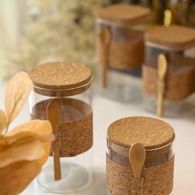 برطمان زجاج بوروسيليكات بغطاء خشب بامبو مزود بجوان لحكم الغلق ومنع التسريب+معلقه خشب مقاس19×10سم