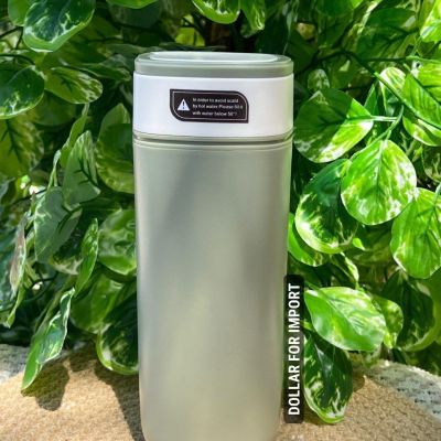 مج حراري كبير بيحافظ على السخونة أو البرودة لفترة طويلة 🔥❄️   اللي يميّزه إنه بيلزق من تحت على أي سطح ناعم علشان ميتقلبش، وكمان بيد في الغطاء لسهولة الحمل.   مناسب جداً للمكتب أو العربية. Dollars for import