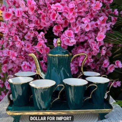 طقم فطار شيك جداً 💚   بيتكون من 6 مجات كبيرة للشاي + براد بورسلين كبير بلون زيتي في جولد ✨   ومعاهم صينية بورسلين برجول شكلها أنيق وراقي جداً، هيخلي فطارك مميز كل يوم! Dollars for import