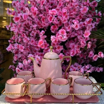 طقم فطار لونه بينك ناعم 💗   مكون من 6 مجات بورسلين + براد بورسلين بنفس الشكل، ومعاهم صينية كبيرة زجاج بإطار معدن جولد راقية جداً ✨   هيضيف لمسة أنوثة وأناقة لركن الفطار أو الكوفي كورنر بتاعك! Dollars for import