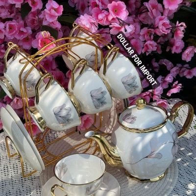 طقم فطار للكوفي كورنر فخم وشيك جدًا 💫   يتكون من 6 مجات + 6 أطباق + براد شاي بورسلين، ومعاهم استاند جولد كبير يزود الطقم لمسة فخامة لأي ركن قهوة أو صفرة.   الطقم عملي وجميل جدًا في التقديم.