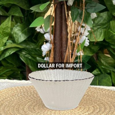 بوله زجاج منقوشة شكلها شيك جداً 🤍   لونها ضبابي وفيها نقش ناعم وحرفها أسود، مثالية لتقديم السلطات أو المقبلات بشكل أنيق على الصفرة ✨  