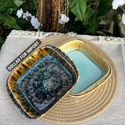 طاجن بورسلين فتحي محمود بدرجات البيج الهادية ✨   عليه نقوشات فخمة مستوحاة من الفن والطبيعة، شكله شيك جدًا وهيزين سفرتك بشكل راقي ومميز، وكمان خامته حرارية ممتازة وتستحمل حرارة الفرن.