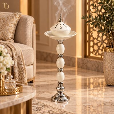 مبخرة بخور فاخرة طويلة بقاعدة معدنية فضية وتفاصيل بيضاء &ndash; تصميم ديكوري أنيق