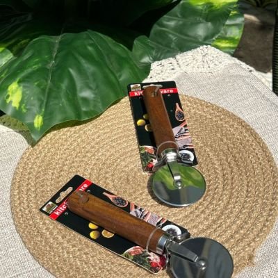 🍕 قطاعة بيتزا بمقبض خشب – عملية وأنيقة