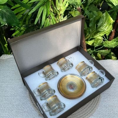 ☕ طقم قهوة شيك جدًا – 6 استكانات + 6 أطباق زجاج  